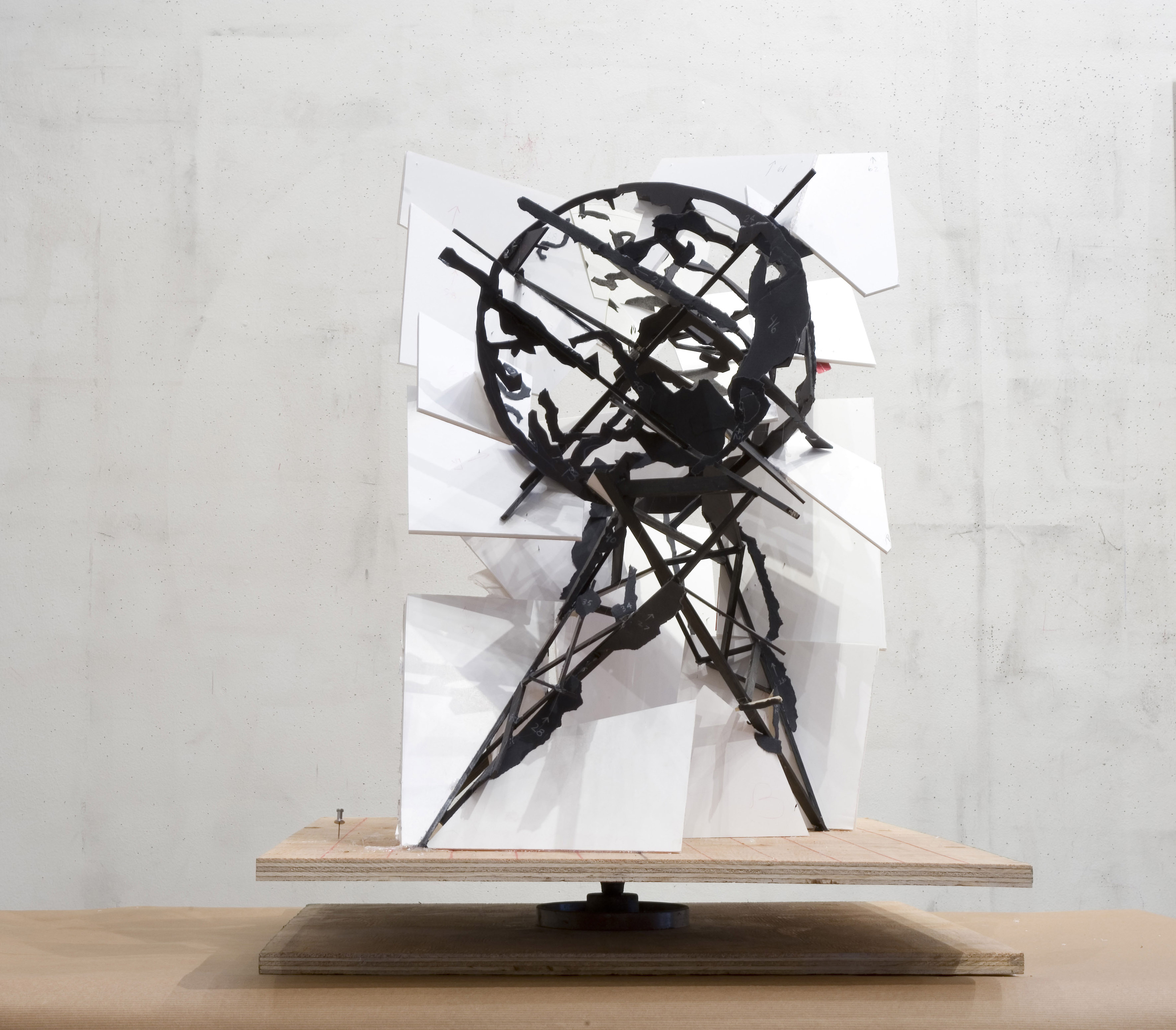 Maquete para Mundo nas pernas de trás, 2009, papelão pintado e construção de papel sobre base de madeira, 62 x 65 x 43 cm, William Kentridge