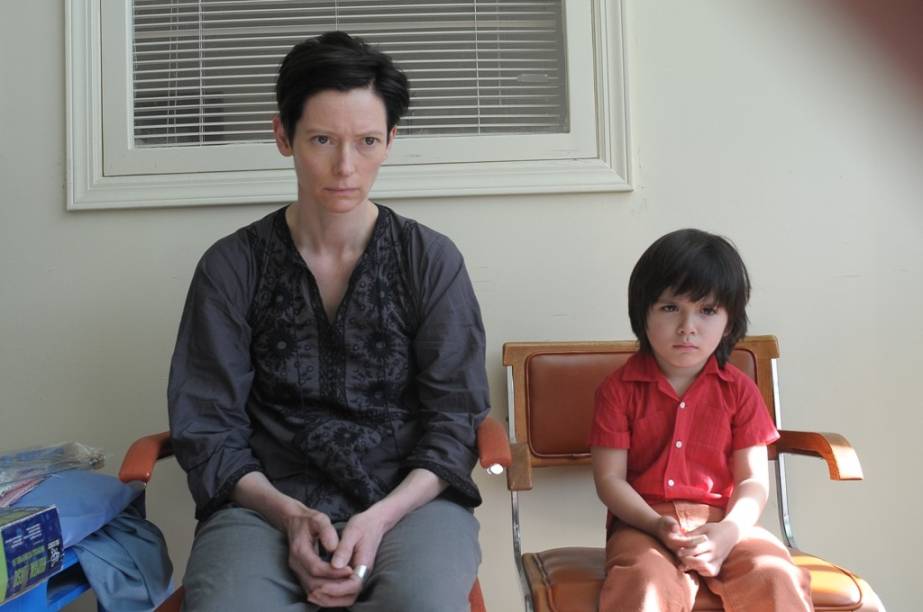 Eva (Tilda Swinton) e o pequeno Kevin (Rock Duer) em Precisamos Falar sobre o Kevin: trama envolvente