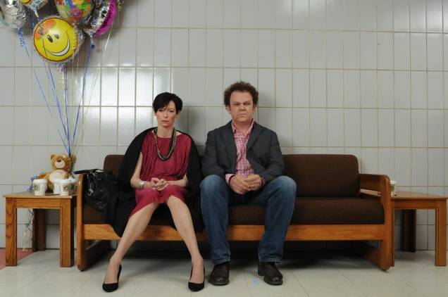 Tilda Swinton e John C. Reilly em Precisamos Falar sobre o Kevin: dupla interpreta pais de um jovem que matou colegas de classe Tilda Swinton e John C. Reilly em Precisamos Falar sobre o Kevin: dupla interpreta pais de um jovem que matou colegas de classe