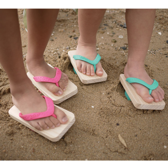 Chinelos que deixam pegadas de gato e cachorro