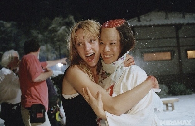 Inimigas mortais em Kill Bill, Uma Thurman e Lucy Liu são como irmãs nos bastidores