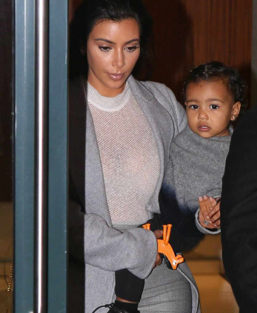 Kim combina as roupas da filha com as produções dela (Foto: Reprodução/Kardashian Extra)