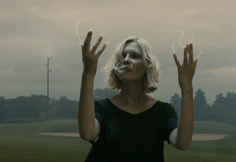 Kirsten Dunst, em Melancolia: dirigida por Lars von Trier