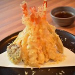 Tempura de camarão e vegetais