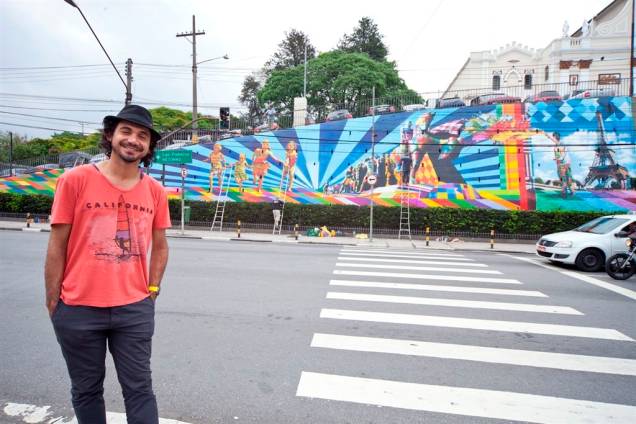 Eduardo Kobra e o mural na Igreja do Calvário, que fez em outubro de 2012 Eduardo Kobra e o mural na Igreja do Calvário, que fez em outubro de 2012