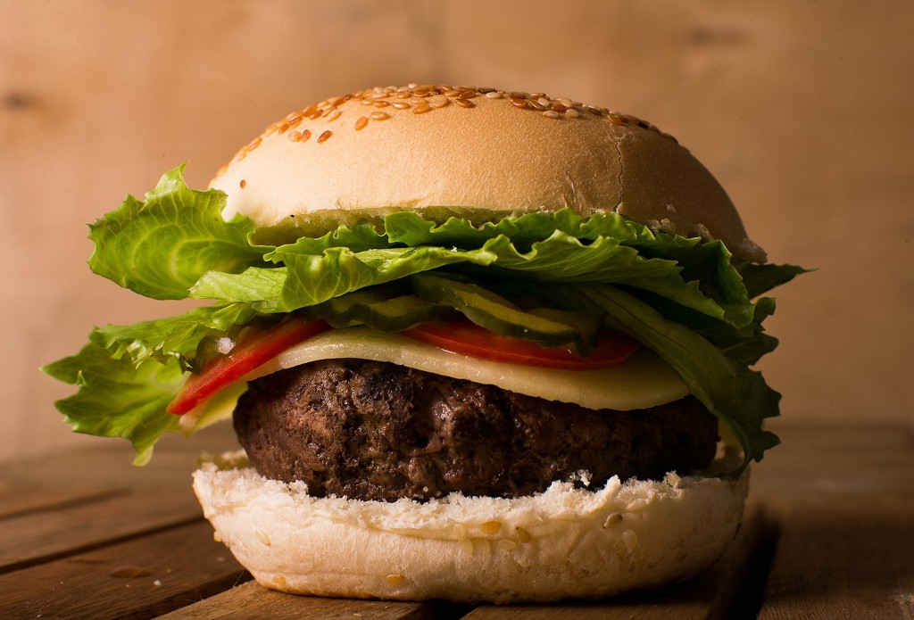 O hambúguer do Kod Burgers Artesanais: R$ 15,00 com uma porção de batata chips inclusa (Foto: divulgação)