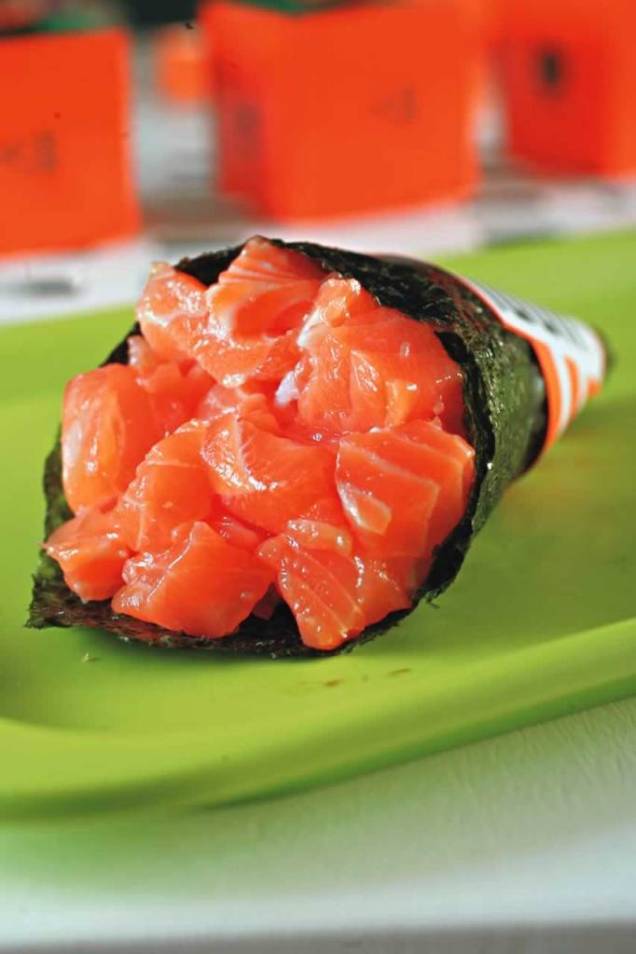 Temaki de salmão da Koni Store: envolto em alga crocante