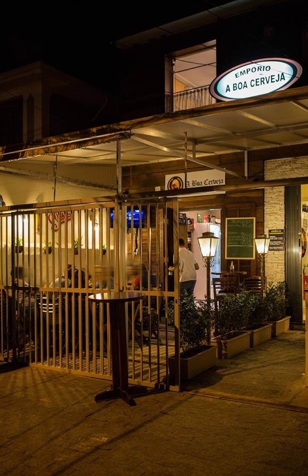 O bar está instalado em um sobrado, de ambiente simples