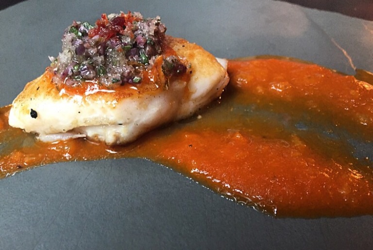 Linguado a la plancha no molho de especiarias e sofrito de tomate: sugestão de prato principal 