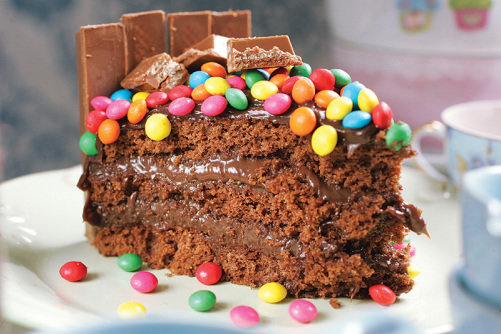 La Confeitaria: bolo com brigadeiro, confeitos e chocolate Kit Kat