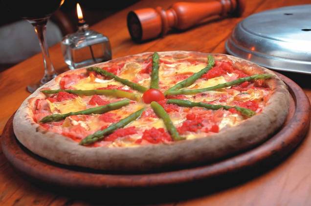 Novidade no cardápio do La Gloria Pizza Bar: cobertura de queijo brie, peito de peru e aspargo