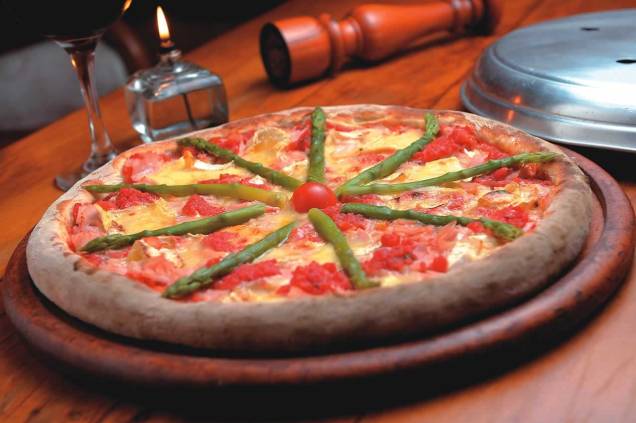 Novidade no cardápio do La Gloria Pizza Bar: cobertura de queijo brie, peito de peru e aspargo Novidade no cardápio do La Gloria Pizza Bar: cobertura de queijo brie, peito de peru e aspargo