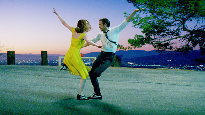 Emma Stone e Ryan Gosling em cena do filme 