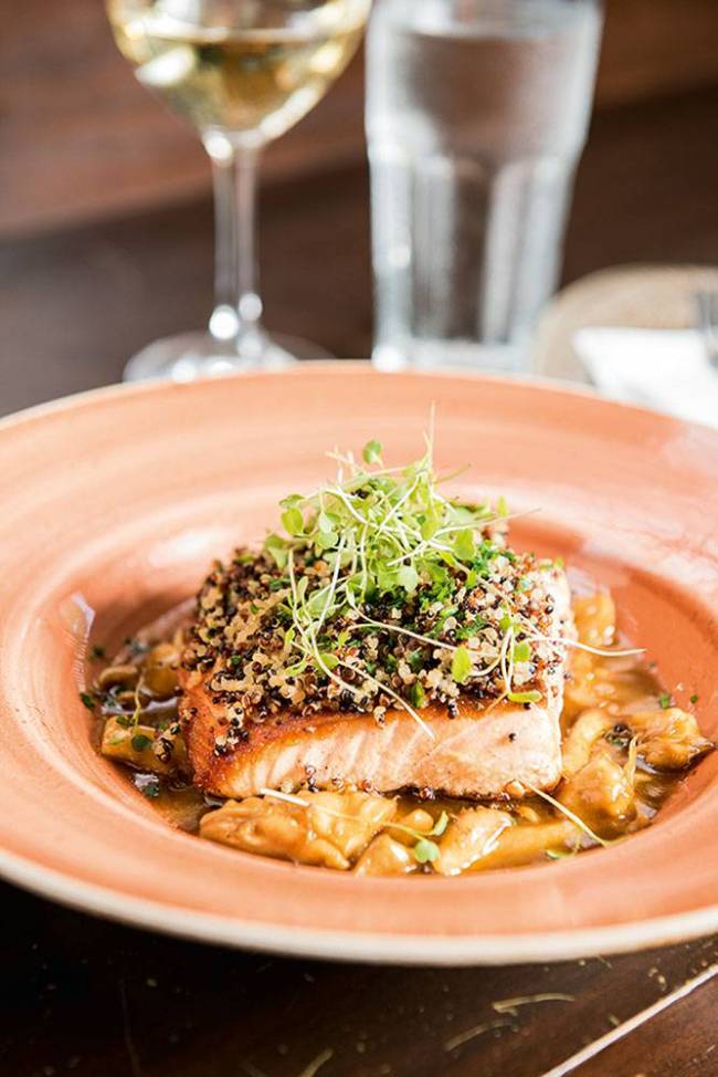 La Mar Cebicheria Peruana - salmão em crosta de quinoa