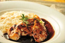 Filé de frango ao molho de ervas finas com risoto de parmesão e castanha do Pará, do La Pasta Gialla Filé de frango ao molho de ervas finas com risoto de parmesão e castanha do Pará, do La Pasta Gialla