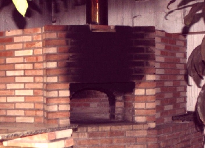 O antigo forno da pizzaria: foi preservado para fazer assados (Foto: Renata Braune)