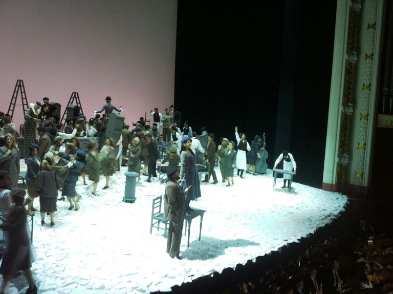 Foto de plateia lotada à direita e palco á esquerda.