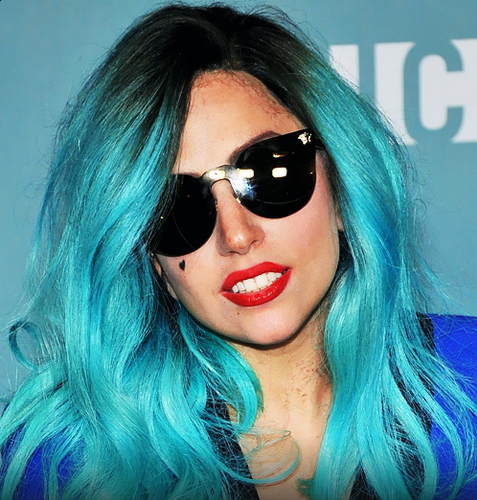 Lady Gaga não poderia ficar de fora da moda dos cabelos coloridos e apostou no azul para o look (Foto: Reprodução)