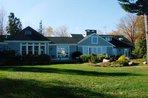 O imenso quintal da propriedade em Lamoine, no Maine