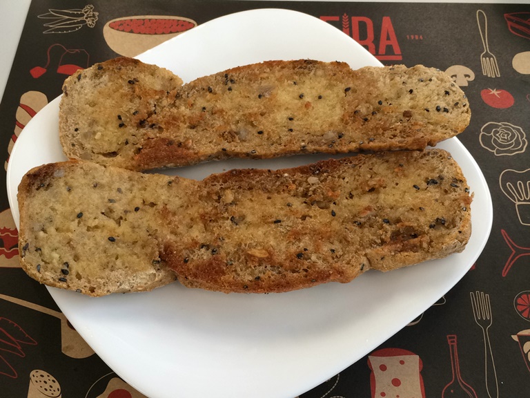 Pão de linhaça: servido na chapa para acompanhar o café