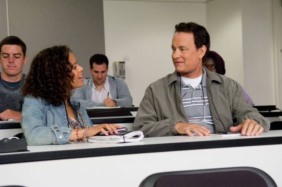 Em busca de um futuro melhor: na faculdade, Larry Crowne (Tom Hanks) tem aulas de oratória