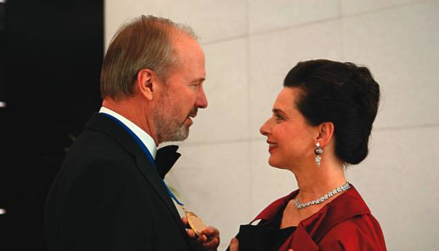 William Hurt e Isabella Rossellini em Late Bloomers: O Amor Não Tem Fim: o casamento depois que os filhos crescem William Hurt e Isabella Rossellini em Late Bloomers: O Amor Não Tem Fim: o casamento depois que os filhos crescem
