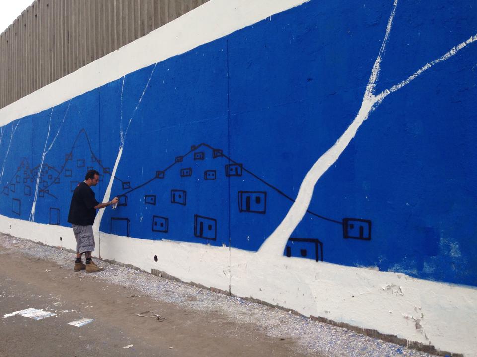 Em ação: colorindo os muros de Lima (Foto: Reprodução/Facebook/Latidoamericano)