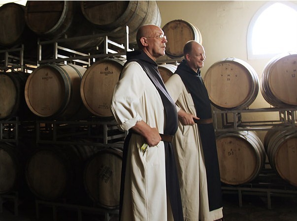 Monges na sala de barris: objetos são usados na maturação de cerveja (Foto: Reprodução)