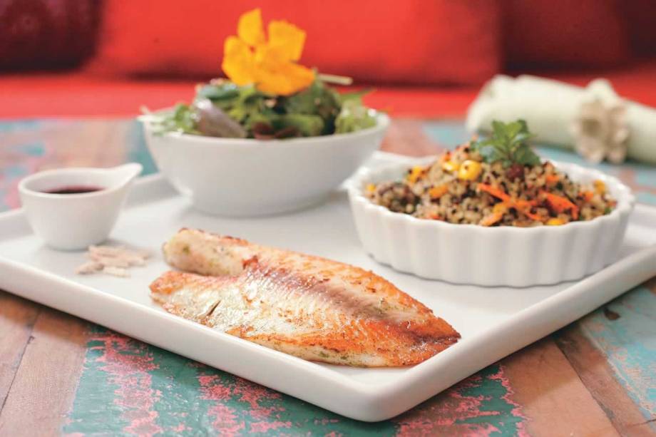 Filé de peixe saint-pierre ao molho de açaí com salada e cuscuz de quinoa
