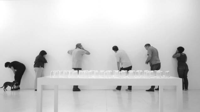 Sonoplastia, 2011, de Lenora de Barros, Brasil: instalação envolve o visitante em uma atmosfera de sonoridades variadas, com frases soltas