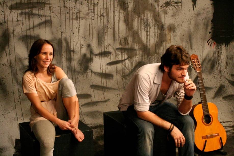Fernanda Nobre e Emilio Dantas vivem Bia e Léo, um casal de namorados