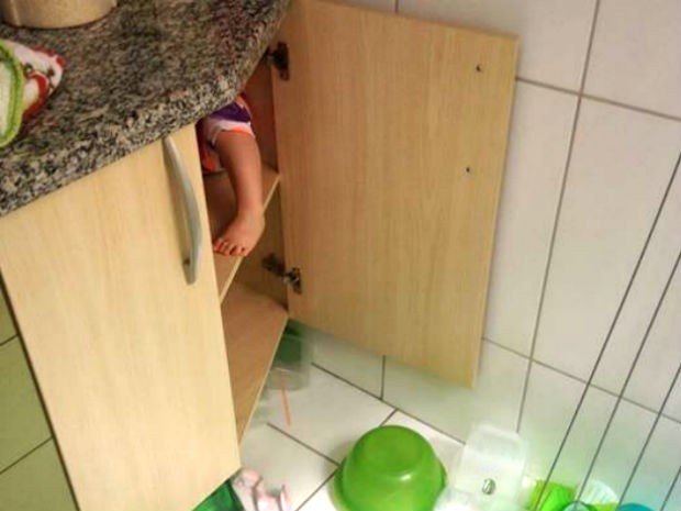 Nesta foto, Maria se esconde dentro de um armário e deixa apenas a perninha para fora (Foto: Leo Victorino da Silva)