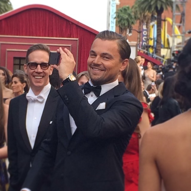 Leo DiCaprio fazendo uma "selfie"