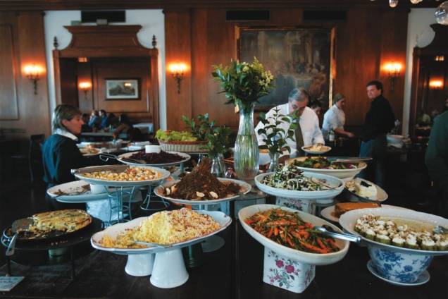 A mesa de saladas do Lia Jockey: a refeição inclui pratos quentes