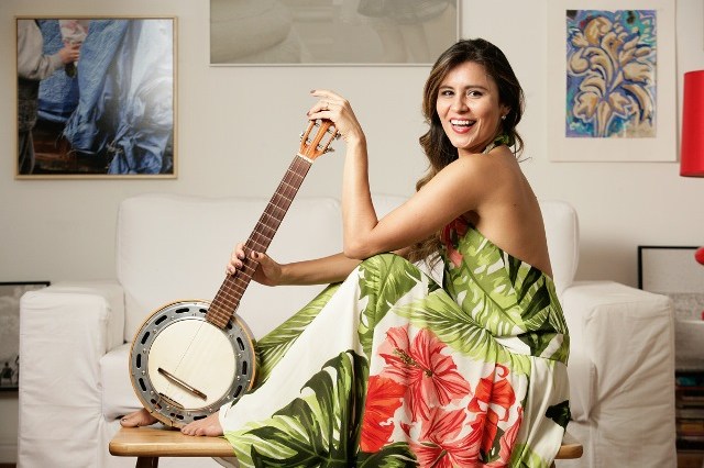 Lia e seu banjo: caldeirão de ritmos regionais (Foto: Fernando Moraes)