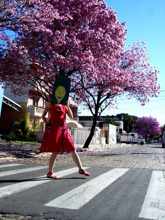 Liana Keller usa uma foto no cenário onde foi feita a capa clássica dos Beatles