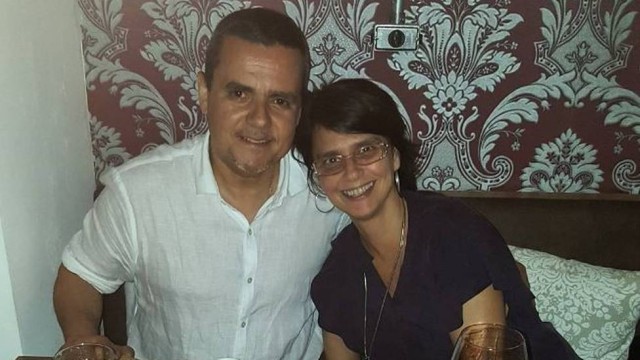 Lídia Brondi reaparece com o marido num restaurante paulistano francês