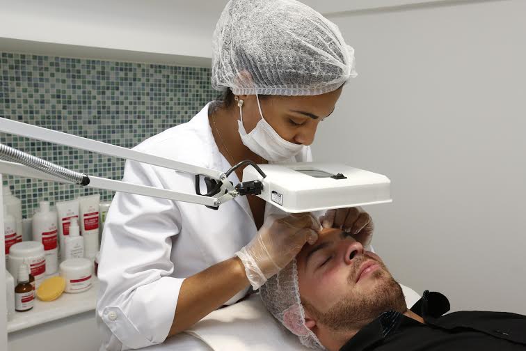 No Club Men Salon, na Barra da Tijuca, os homens podem aproveitar a data para fazer uma limpeza de pele com máscara calmante. Preço: a partir de R$70 