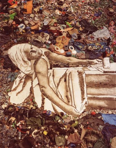 A morte de Marat: obra de Jacques-Louis David ganha reprodução com lixo pelas mãos de Vik Muniz