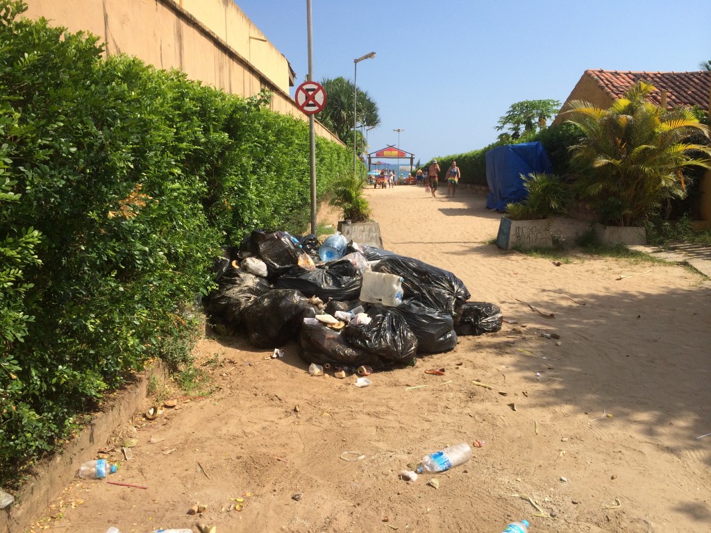 Sacos de lixo jogados em Juquehy em uma das ruas de acesso à praia (Foto: Fábio Lemos Lopes)