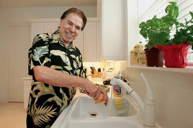 O apresentador na cozinha: divisão de tarefas domésticas com a mulher
