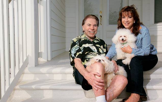O apresentador na sua casa na Flórida: com Iris, o poodle Tito e o lhasa apso Bolha: “Deus me deu muita sorte”