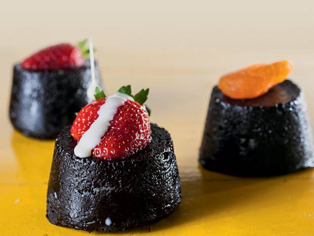 Negrito: bolinho de chocolate com calda de creme de leite e leite condensado Negrito: bolinho de chocolate com calda de creme de leite e leite condensado