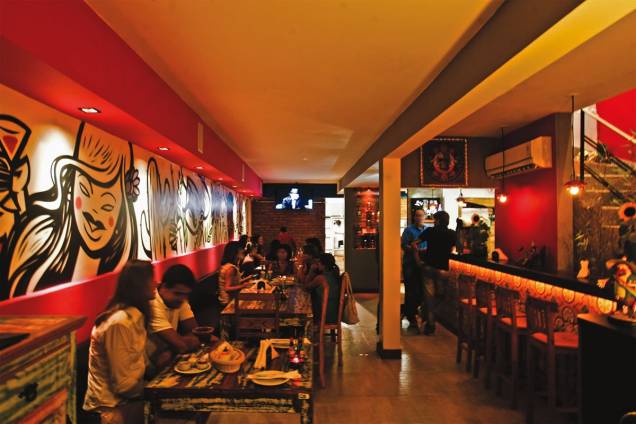 O salão interno, de estilo rústico: decorado por um painel de 12 metros de extensão O salão interno, de estilo rústico: decorado por um painel de 12 metros de extensão