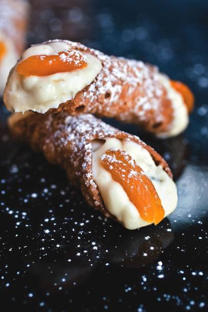 Cannoli tradicionais de ricota e frutas cristalizadas