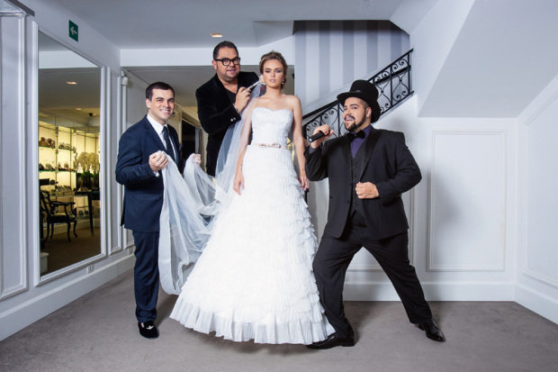 Sandro Barros, Junior Mendes e Tiago Abravanel ao redor da modelo Nicoli Furst, representam os campeões em requisições para casamentos (Foto: Mario Rodrigues)