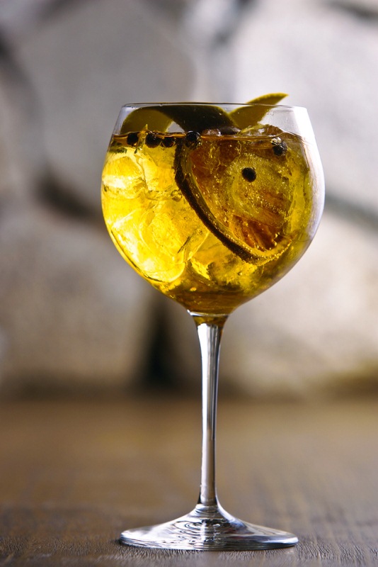 Zafferano tonici: gim de açafrão tônica e laranja
