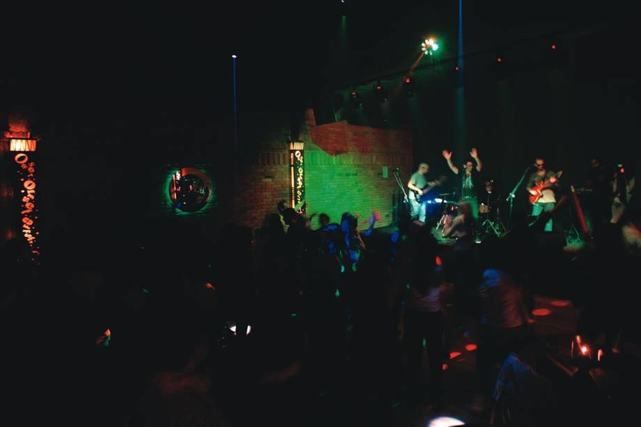 Offset: bar-balada recebe festa de música eletrônica