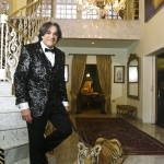 Reinaldo Kherlakian e seu tigre doméstico, Sultão (Foto: Mario Rodrigues)