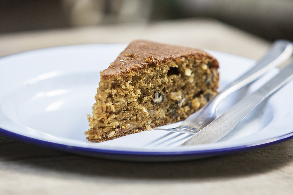 Bolo de cenoura, passas, canela e pecan, do La Guapa Empanadas.